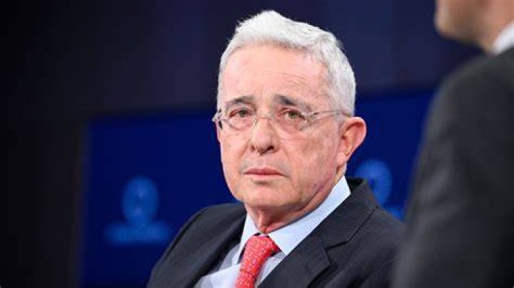 Adri&aacute;n Uribe ense&ntilde;a a su NOVIA en redes sociales &iexcl;Que Rom&aacute;ntico! La