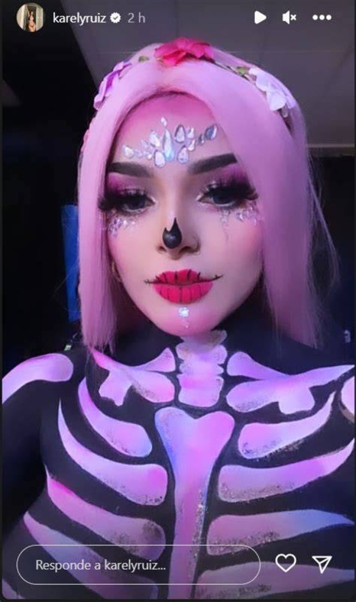 Con body paint Karely Ruiz se disfraza de sensual Catrina