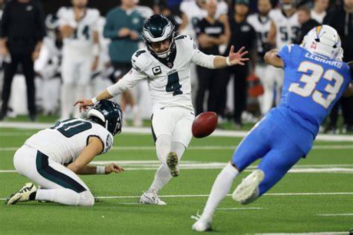 Eagles’ Jake Elliott shows off his ridiculous golf trickshot skills