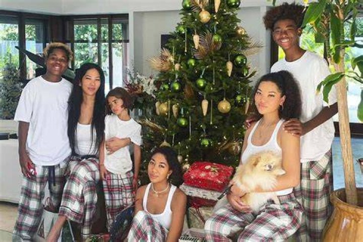 Kimora Lee Simmons And Her Children Give Back In Greece For World