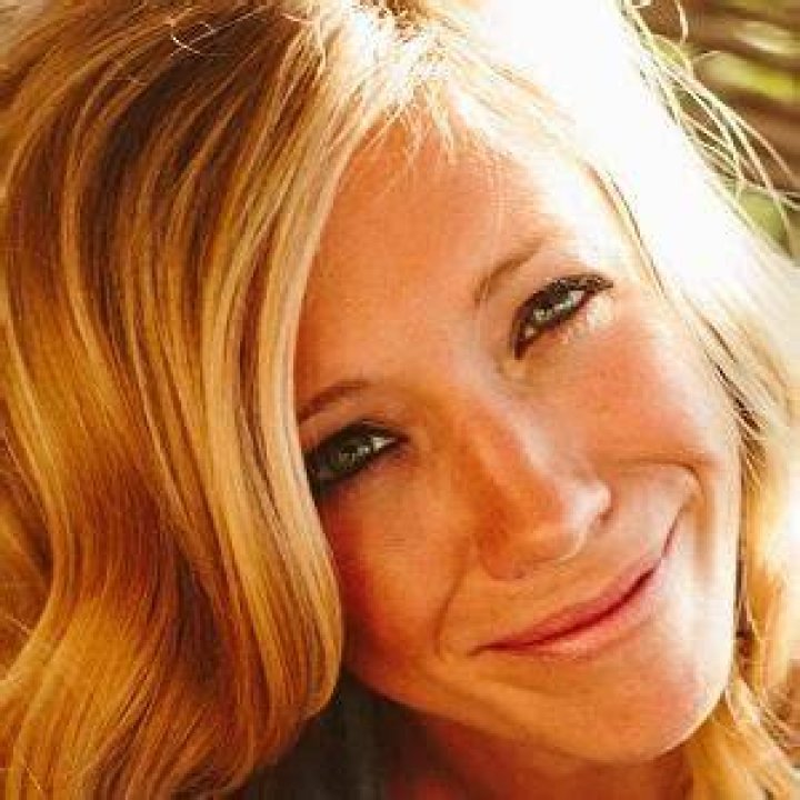 ZedBlog | Ellie Holcomb - Bio, Age, Wiki, Facts and Family